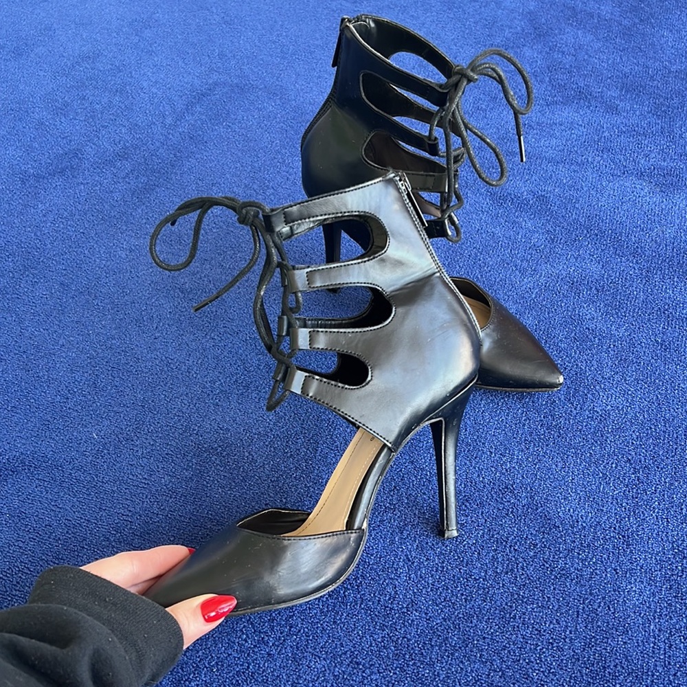 Black lace up pumps